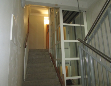 Bestandstreppenhaus_mit_Aufzug.jpg